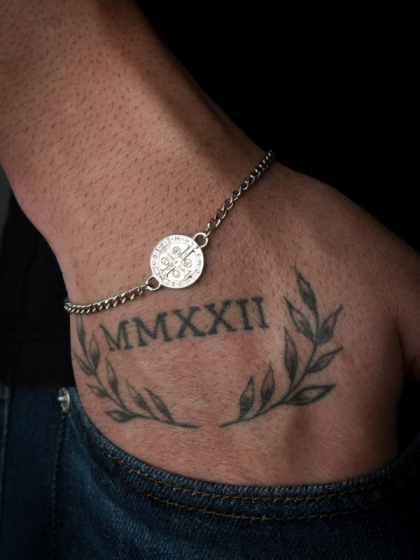 Pulsera de Metal San Benito Plateado