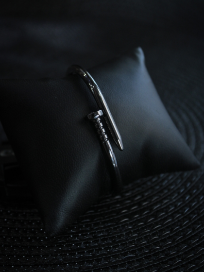 Brazalete Clavo Grafito