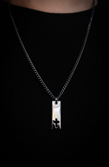 Collar Placa Rectangular Cruz Grafito