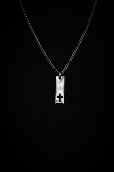 Collar Placa Rectangular Cruz Grafito