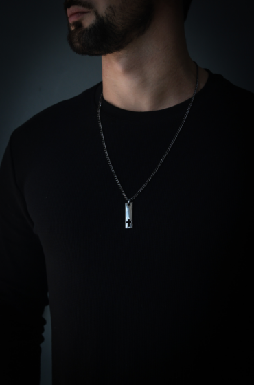Collar Placa Rectangular Cruz Grafito
