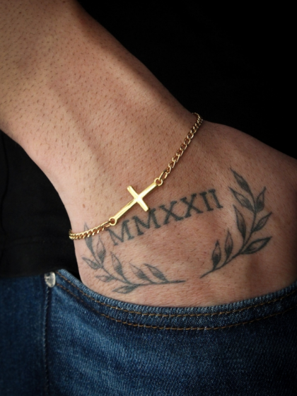 Pulsera Minimalista Cruz Dorada