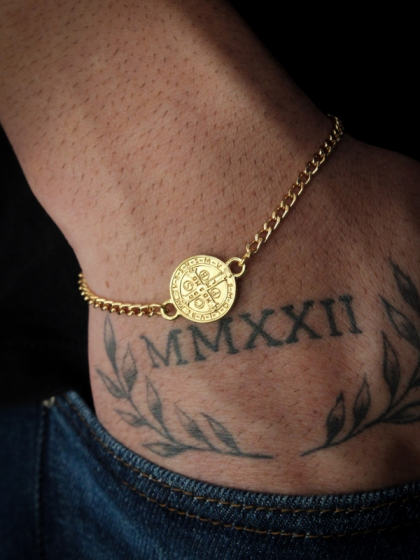Pulsera de Metal San Benito Dorado