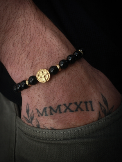 Pulsera San Benito Dorado de Piedras Onix