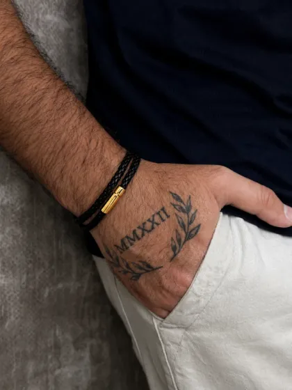 Pulsera Trenzada de Cuero Negro Con Cierre Magn&eacute;tico Dorado